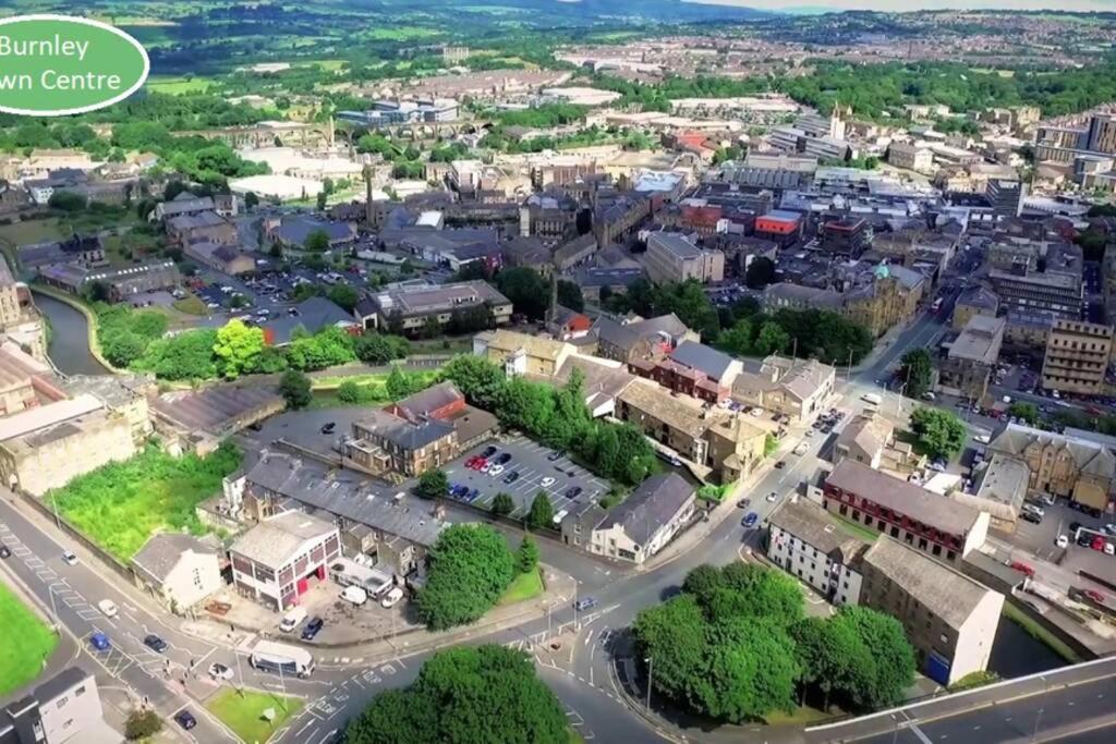 Pomfret House, 3 Bedrooms, Burnley Central, Contractors And Groups First Choice, Free Parking Exterior photo